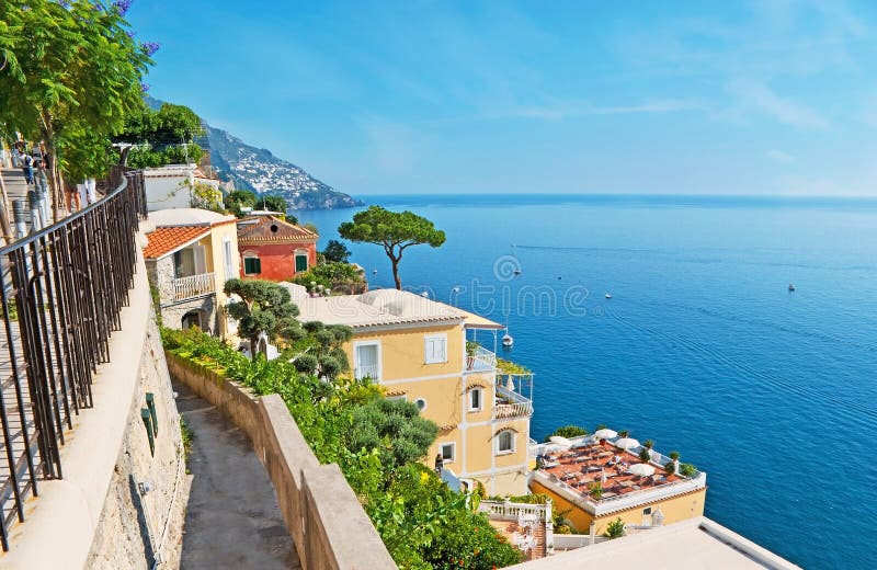 A descida às casas de campo de Positano fotos de stock royalty free A descida às casas de campo de Positano fotos de stock royalty free