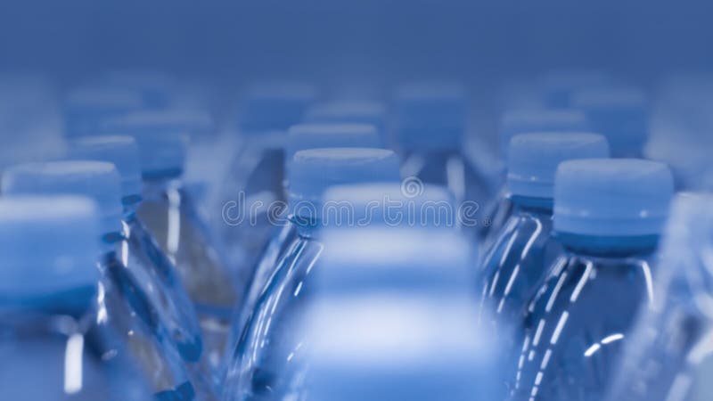 Desconcentrar Botellas De Agua Plásticas De Fondo Fondo De Pantalla De Fondo  Azul Color Del Año 2020, Foto Tintada En Foto de archivo - Imagen de  desviar, soda: 166951224