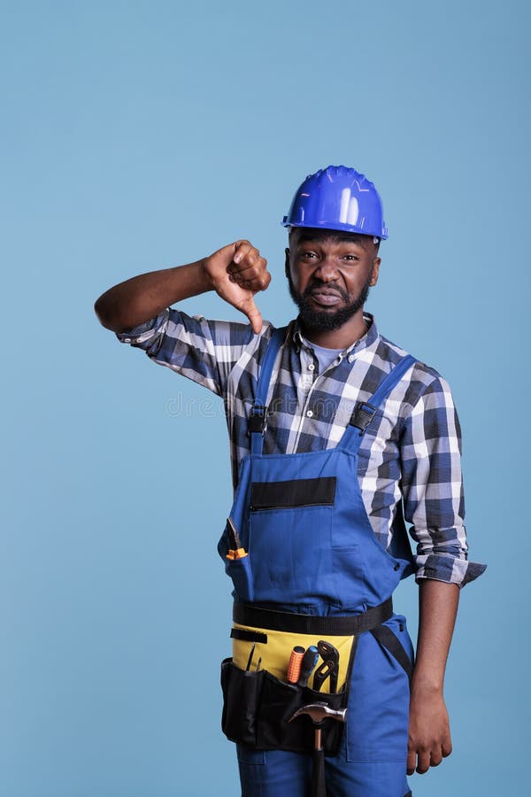 Descontento trabajador de construcción afroamericano