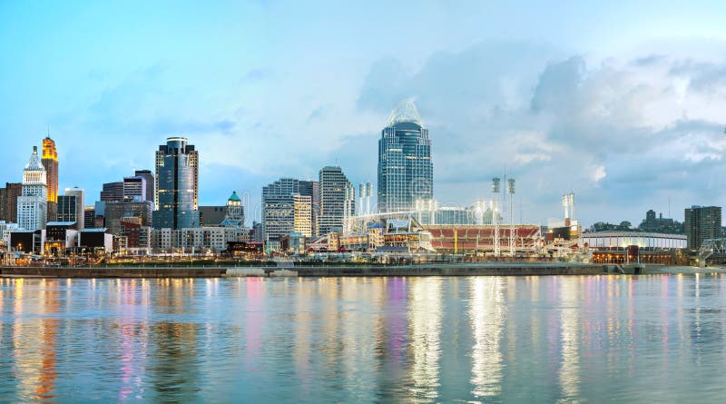 Descripción panorámica céntrica de Cincinnati imágenes de archivo libres de regalías Descripción panorámica céntrica de Cincinnati imágenes de archivo libres de regalías
