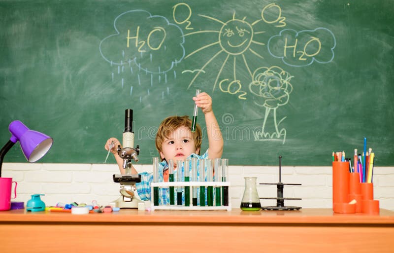 Descubra los líquidos Concesiones y beca del estudio Wunderkind de ejecución de la prueba de la química del muchacho y desarrollo fotografía de archivo libre de regalías Descubra los líquidos Concesiones y beca del estudio Wunderkind de ejecución de la prueba de la química del muchacho y desarrollo fotografía de archivo libre de regalías