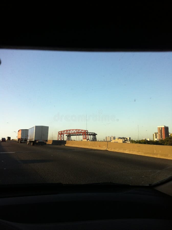 Desde lo lejos, se ve el puente de «los angeles Boca « zdjęcia stock Desde lo lejos, se ve el puente de «los angeles Boca « zdjęcia stock