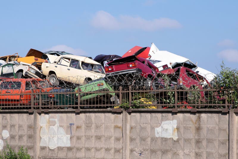 Deseche el montón de coches destruidos cerca del puerto de St Petersburg, Rusia fotografía de archivo libre de regalías Deseche el montón de coches destruidos cerca del puerto de St Petersburg, Rusia fotografía de archivo libre de regalías