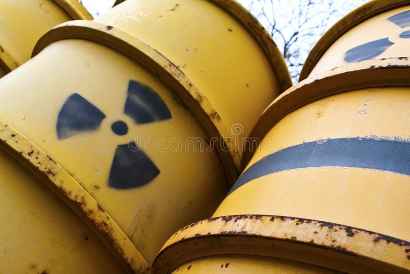 Desechos radioactivos de la industria nuclear en amarillo