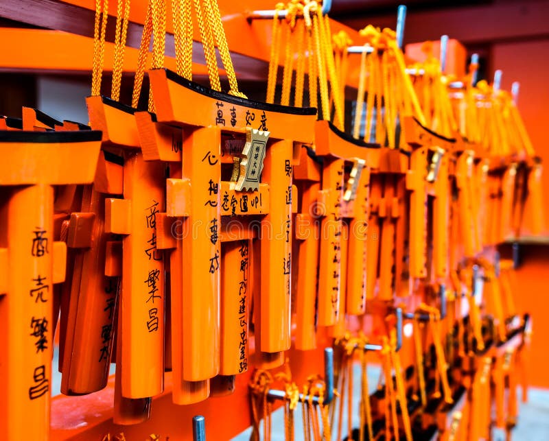 Desejando as etiquetas de madeira que penduram dentro no santuário de Fushimi Inari fotos de stock Desejando as etiquetas de madeira que penduram dentro no santuário de Fushimi Inari fotos de stock