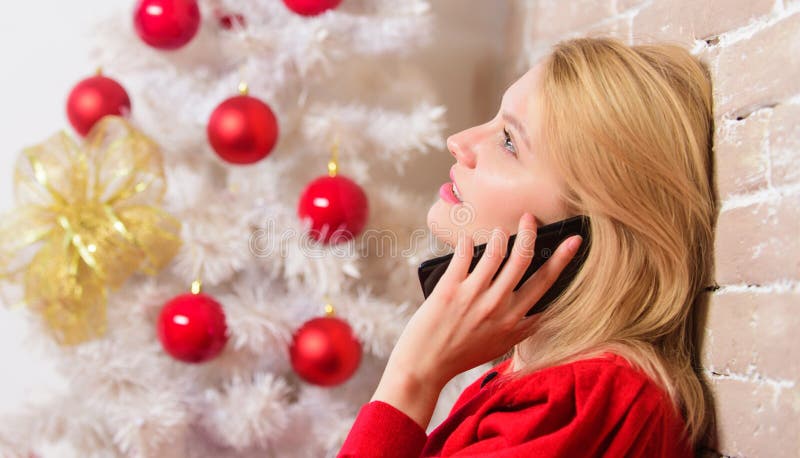 Desejando a Todos O Feliz Natal O Natal Deseja O Conceito O Smartphone  Sonhador Calmo Bonito Da Posse Da Cara Da Mulher Aprecia Imagem de Stock -  Imagem de desgaste, consideravelmente: 133478043