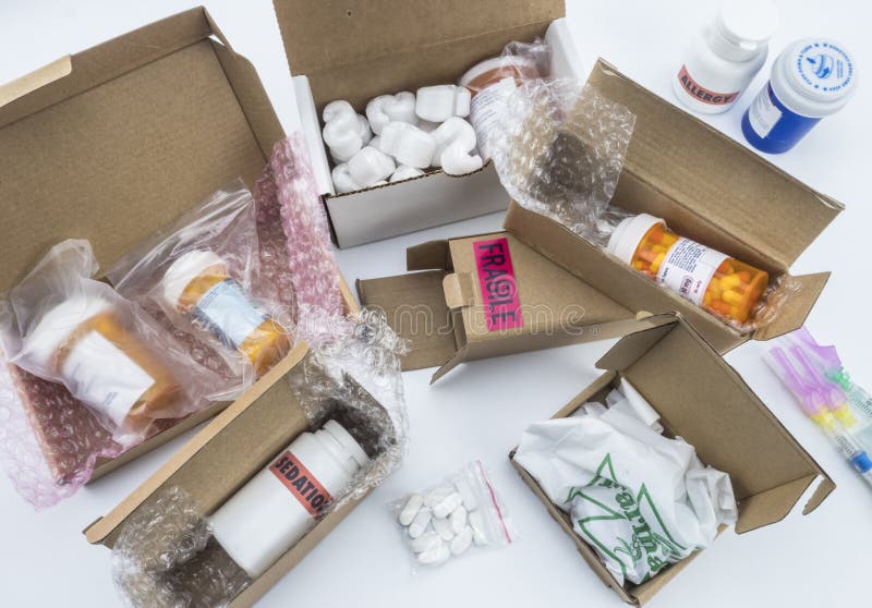 Desempaque de la medicación en cajas, medicinas diversas en las cajas para la ayuda humanitaria