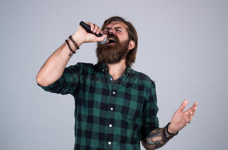 Festival De Rock Escola Vocal Brutal E Rocha Homem Barbudo Usa Camisa  Vestida Cantando Música Cantor Masculino Com Microfone Foto de Stock -  Imagem de retrato, barbudo: 196872556