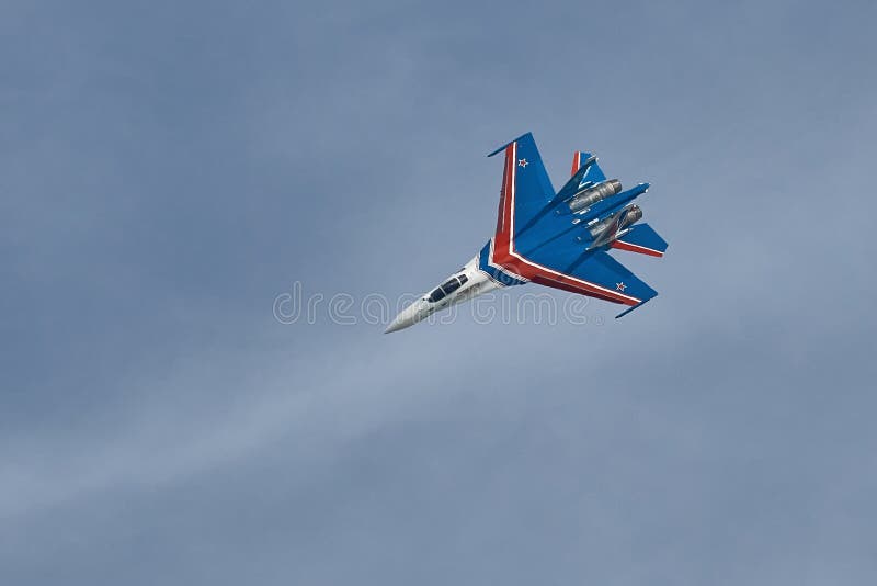 Desempenho da equipe aerobática cavaleiros russos da força aérea russa. em planos sukhoi su30s nome do código nato : flankere