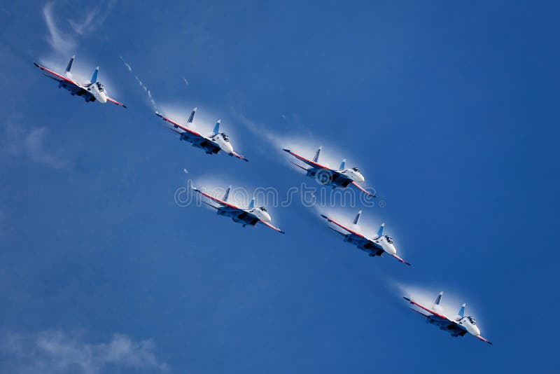 Desempenho da equipe aerobática cavaleiros russos da força aérea russa. planos sukhoi su30sm nato code name : flankerc