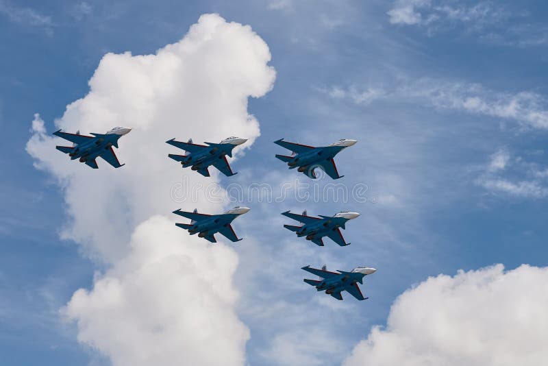 Desempenho da equipe aerobática cavaleiros russos da força aérea russa. planos sukhoi su30sm nato code name : flankerc