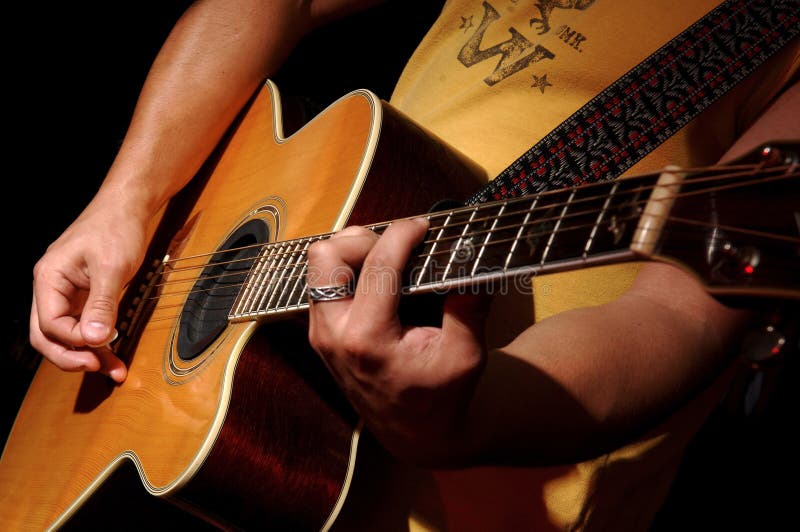 Desempenho Da Guitarra Acústica Pela Faixa Da Música Foto ...