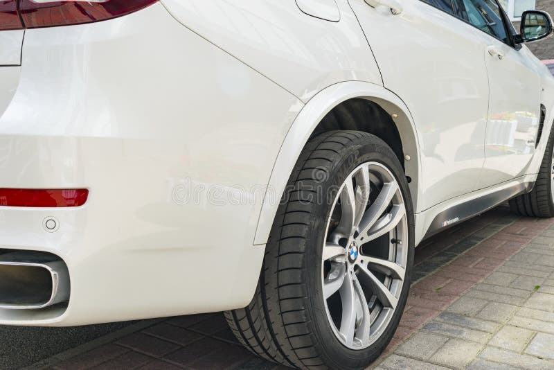 Desempenho de BMW F15 X5 M Roda do pneu e da liga Vista lateral de um carro desportivo luxuoso moderno branco Detalhes do exterio fotografia de stock royalty free Desempenho de BMW F15 X5 M Roda do pneu e da liga Vista lateral de um carro desportivo luxuoso moderno branco Detalhes do exterio fotografia de stock royalty free