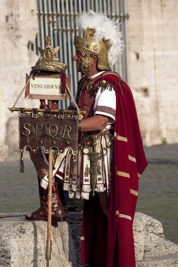 Desempenho dos gladiadores romanos no Colosseum fotos de stock Desempenho dos gladiadores romanos no Colosseum fotos de stock