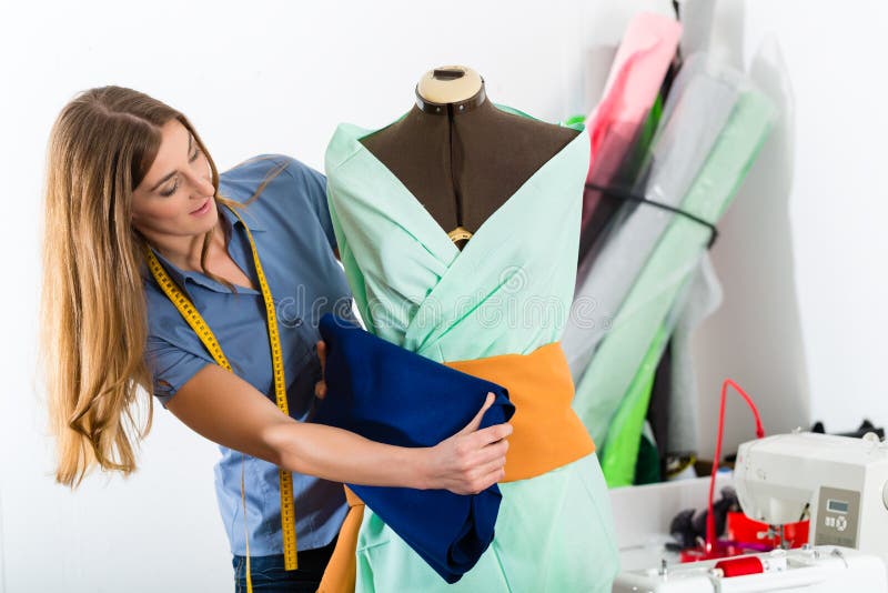 Desenhador de moda ou alfaiate que trabalham no estúdio fotos de stock Desenhador de moda ou alfaiate que trabalham no estúdio fotos de stock