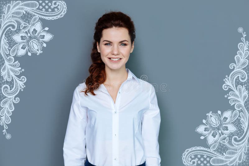 Desenhista bonito que sorri e que mostra seu teste padrão novo imagem de stock royalty free Desenhista bonito que sorri e que mostra seu teste padrão novo imagem de stock royalty free