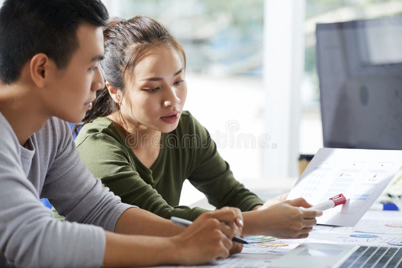 Desenhista que aponta em esboços da relação fotografia de stock Desenhista que aponta em esboços da relação fotografia de stock