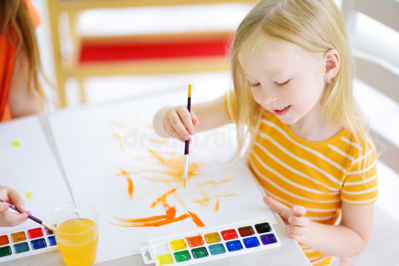Desenho bonito da menina com pinturas coloridas em uma guarda Pintura criativa da criança na escola