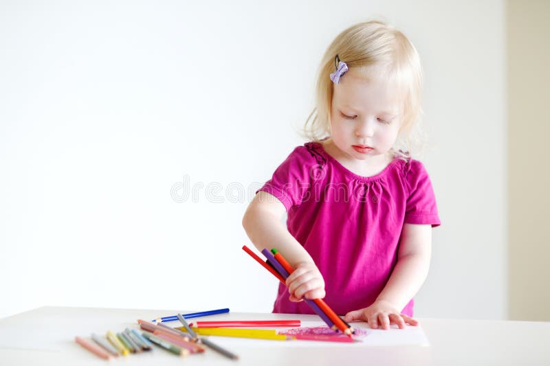 Desenho bonito da menina da criança com lápis coloridos fotos de stock Desenho bonito da menina da criança com lápis coloridos fotos de stock