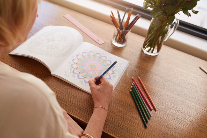 Mulher Que Relaxa Quando Faça O Livro Para Colorir Adulto De Pintura Imagem de Stock - Imagem de colorido, retrato: 86109899