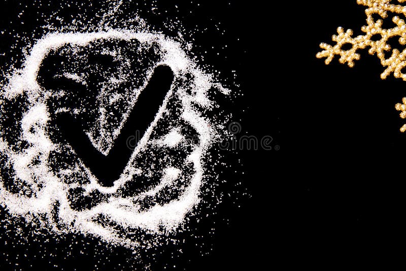 Desenho do símbolo da marca de verificação pelo dedo no pó branco de sal no fundo preto imagem de stock Desenho do símbolo da marca de verificação pelo dedo no pó branco de sal no fundo preto imagem de stock