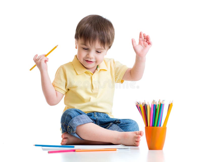 Desenho feliz da criança com os lápis no álbum