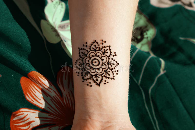 Mão Com O Mehendi Da Hena Da Tatuagem Do Teste Padrão Da Mandala Foto de  Stock - Imagem de tradicional, pintura: 101767822