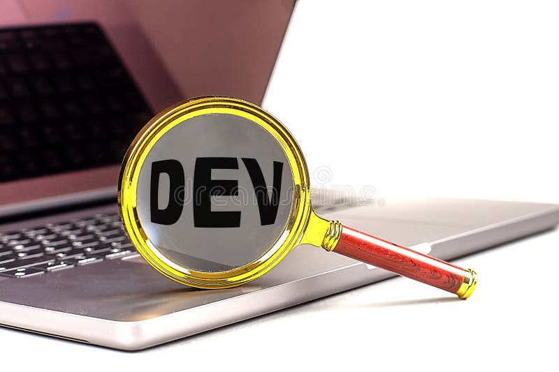 Desenvolvimento de palavras no conceito de amplificador no laptop imagem de stock royalty free
