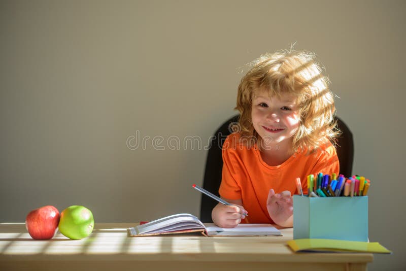 Jogos De Verão E Atividades Ao Ar Livre Para Crianças. Desenvolvimento  Precoce. Garoto Pensando No Xadrez No Parque De Verão. O Co Imagem de Stock  - Imagem de escola, passatempo: 275275197