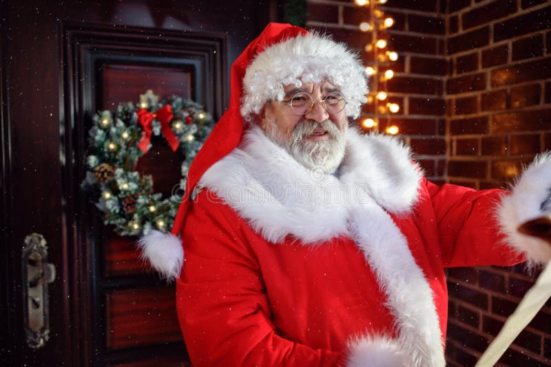 Deseos sonrientes de la lectura de Santa Claus fotografía de archivo libre de regalías Deseos sonrientes de la lectura de Santa Claus fotografía de archivo libre de regalías