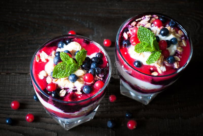 Deser z yougurt, dżemem i jagodami, obrazy royalty free Deser z yougurt, dżemem i jagodami, obrazy royalty free
