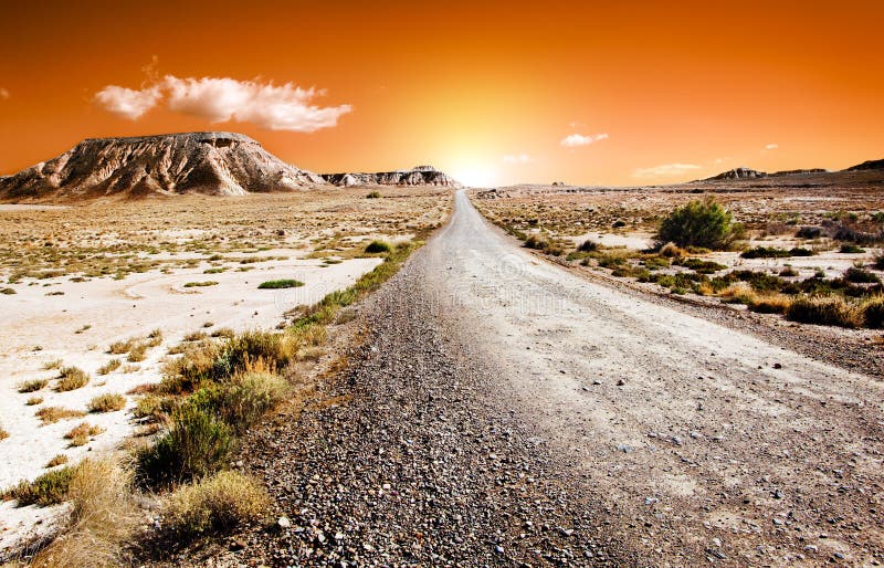 Atardecer desierto carreteras.