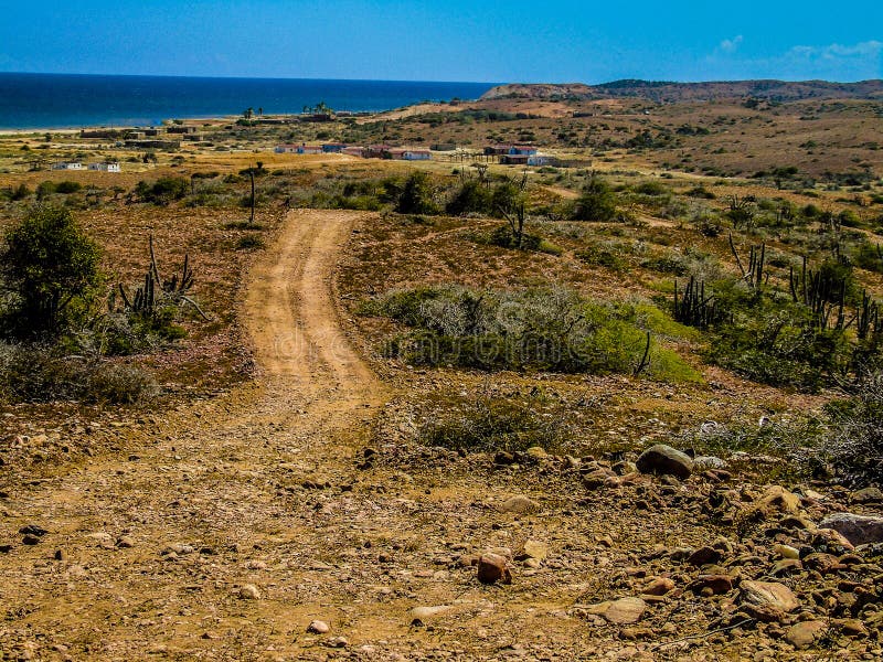 Suciedad carreteras en medio de desierto de isla.