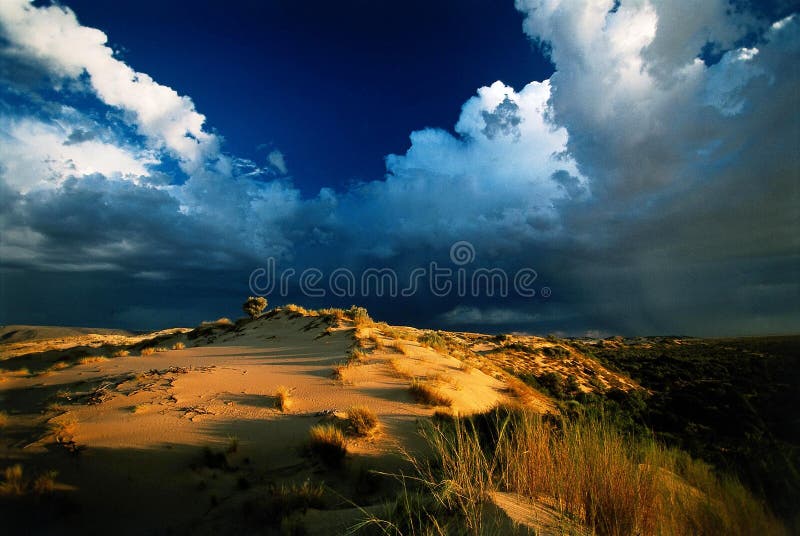 Deserto tempesta sul tramonto,.