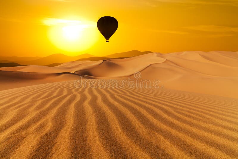 Deserti e paesaggio della mongolfiera ad alba immagini stock libere da diritti Deserti e paesaggio della mongolfiera ad alba immagini stock libere da diritti