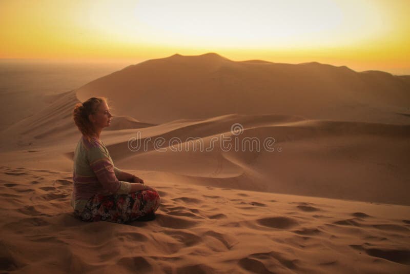 Deserto de Namib, no parque nacional de Namib-Nacluft em Nam?bia Sossusvlei Turista da jovem mulher que faz a ioga e o abrandamen fotos de stock Deserto de Namib, no parque nacional de Namib-Nacluft em Nam?bia Sossusvlei Turista da jovem mulher que faz a ioga e o abrandamen fotos de stock