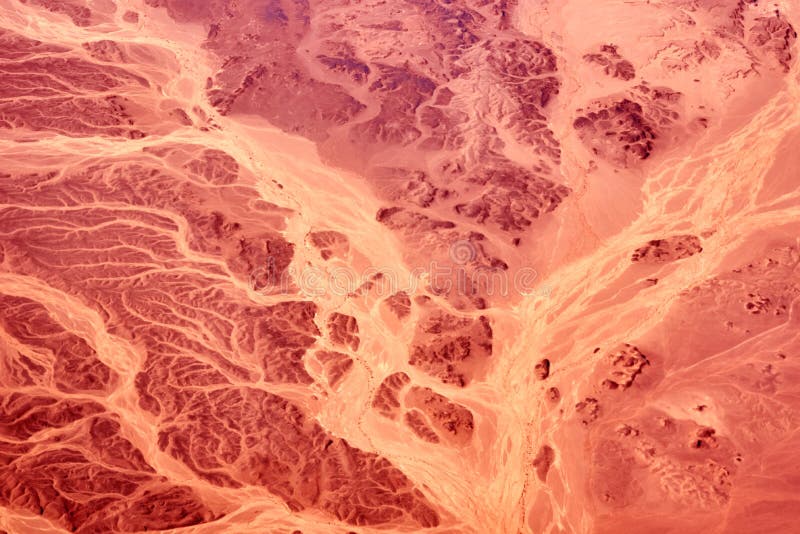 Deserto della sabbia di ricerca, vista aerea dall'aeroplano fotografia stock libera da diritti Deserto della sabbia di ricerca, vista aerea dall'aeroplano fotografia stock libera da diritti