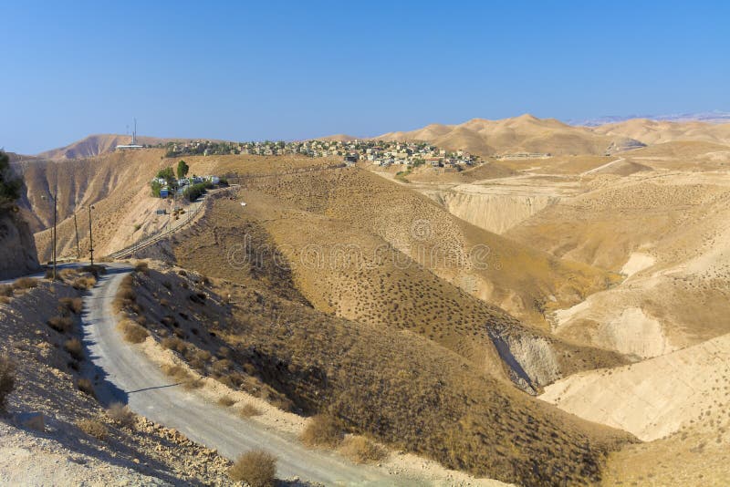 Deserto di Israel Negev Vista sopra il deserto di Negev, con nella distanza la città di Gerico e della strada che esegue là la vi immagine stock Deserto di Israel Negev Vista sopra il deserto di Negev, con nella distanza la città di Gerico e della strada che esegue là la vi immagine stock