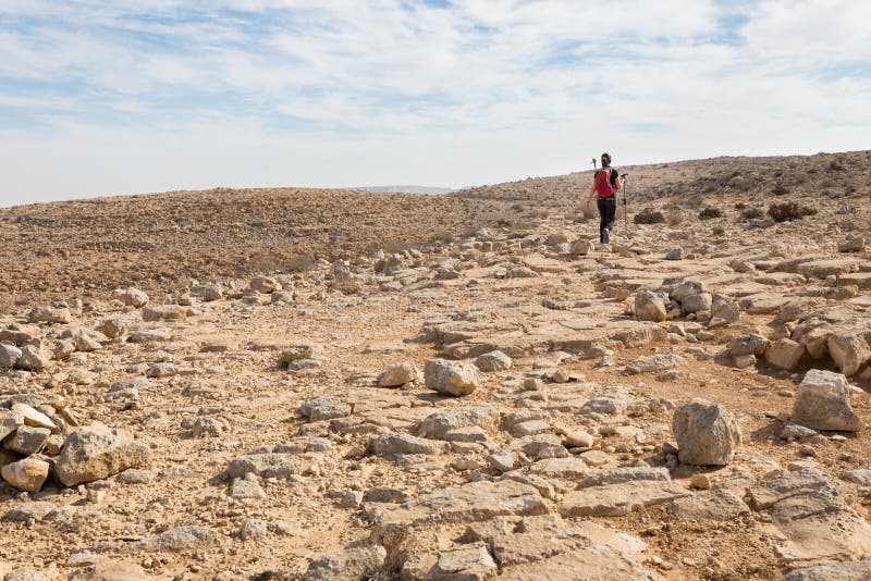 Deserto di pietra di camminata della donna fotografia stock libera da diritti Deserto di pietra di camminata della donna fotografia stock libera da diritti