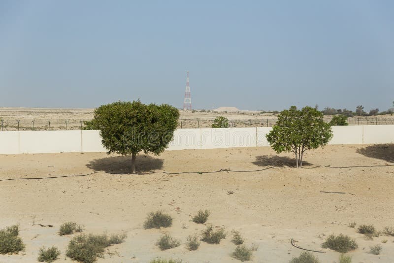 Deserto lateral da maneira de Abu Dhabi Road, UAE foto de stock Deserto lateral da maneira de Abu Dhabi Road, UAE foto de stock