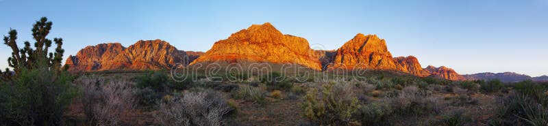 Deserto rosso della roccia ad alba immagini stock libere da diritti Deserto rosso della roccia ad alba immagini stock libere da diritti