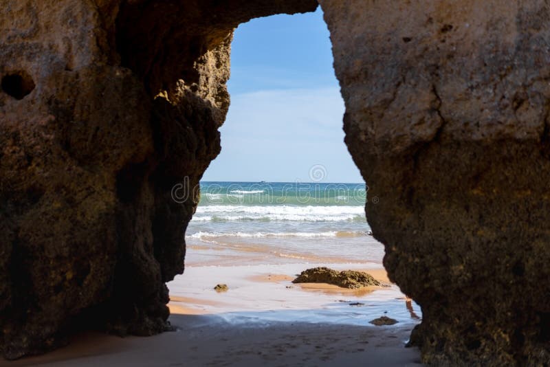 Desfiladeiros Rochosos Do Vale Do Olival Beach Em Armacao De Pera Portugal Foto De Stock