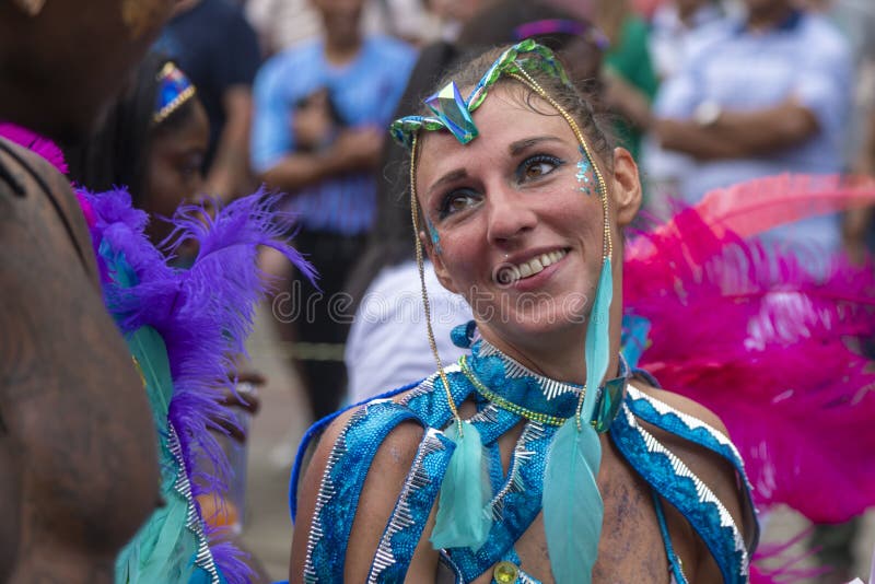 Desfile carnaval 2019 - mirada blanda del verano de Rotterdam imagen de archivo Desfile carnaval 2019 - mirada blanda del verano de Rotterdam imagen de archivo