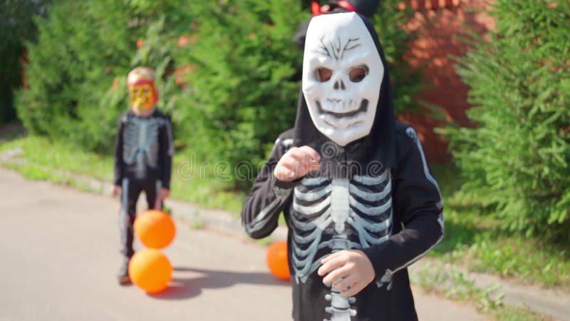 Crianças De Halloween Retratam Garoto Em Fantasia De Esqueleto De