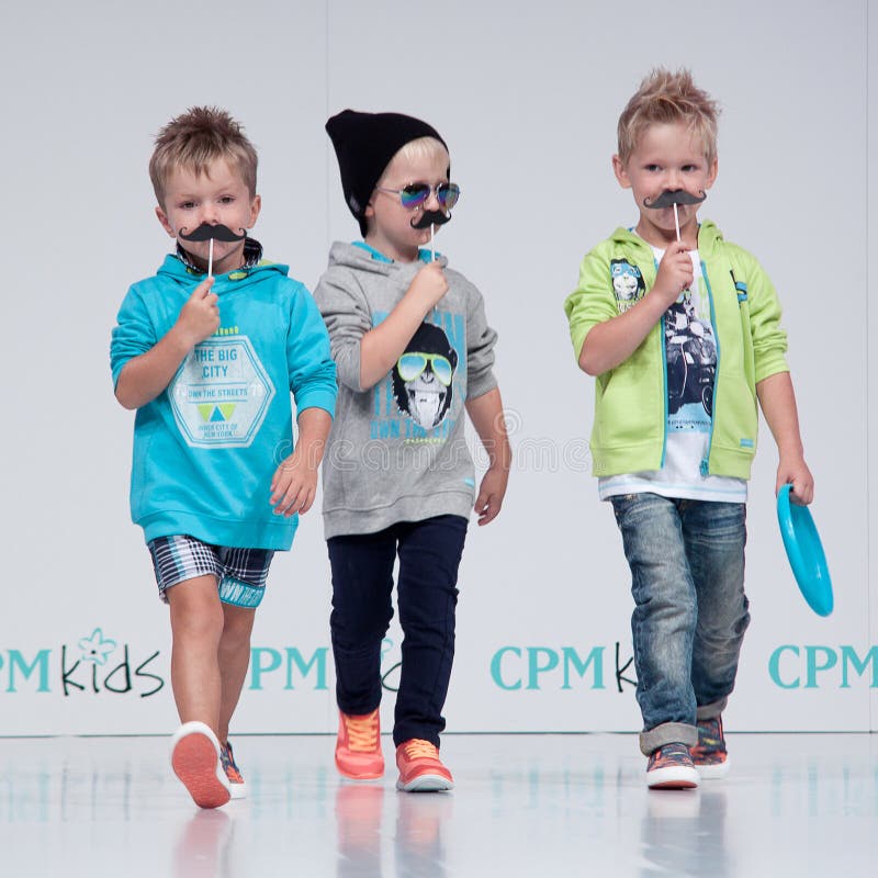 Desfile de moda Crianças, menino no pódio imagem de stock Desfile de moda Crianças, menino no pódio imagem de stock