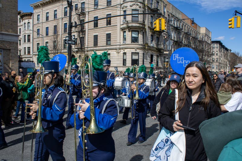 Desfile de rua com uma grande multidão reunida em estados unidos de nova iorque