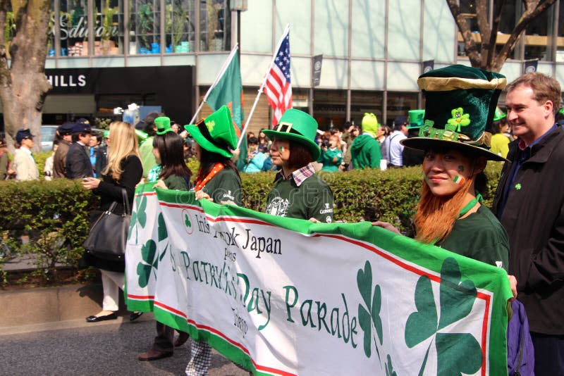 Desfile del día del St Patricks en Tokio céntrica ocupada imágenes de archivo libres de regalías Desfile del día del St Patricks en Tokio céntrica ocupada imágenes de archivo libres de regalías