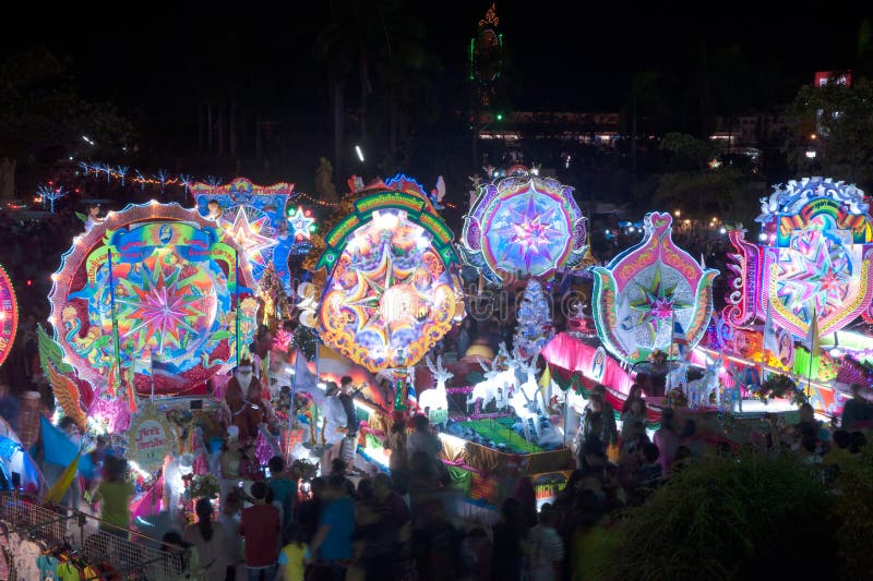 Desfile del festival de la estrella de la Navidad en Sakon Nakhon, Tailandia foto de archivo Desfile del festival de la estrella de la Navidad en Sakon Nakhon, Tailandia foto de archivo