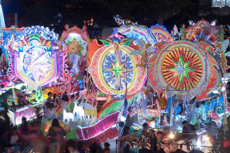 Desfile del festival de la estrella de la Navidad en Sakon Nakhon, Tailandia fotografía de archivo libre de regalías Desfile del festival de la estrella de la Navidad en Sakon Nakhon, Tailandia fotografía de archivo libre de regalías