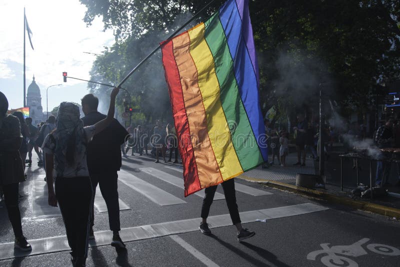 Desfile Del Orgullo Lgbt 2021 En Buenos Aires Argentina Persona Ondeando Una Bandera Arco Iris